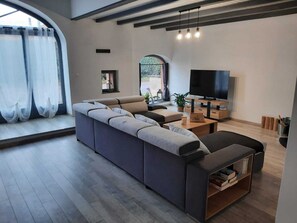 TV, fireplace - Maison de Campagne Rénovée à 5 min de Fraispertuis et 30 min de Gérardmer (Saint-Michel-sur-Meurthe)