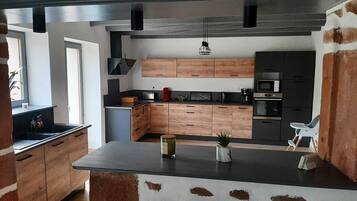 Frigorífico, microondas, horno y placa de cocina