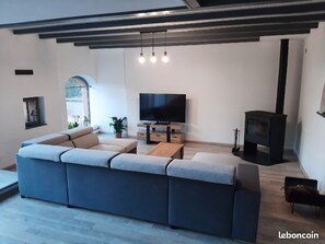 TV, fireplace - Maison de Campagne Rénovée à 5 min de Fraispertuis et 30 min de Gérardmer (Saint-Michel-sur-Meurthe)