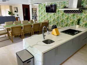 Mikrobølgeovn, ovn, kaffetrakter/tekoker og hurtigmikser