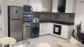 Micro-ondes, four, plaque de cuisson, lave-vaisselle
