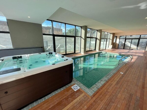 Piscine couverte, piscine extérieure