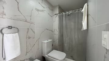 Exclusive-huoneisto | Kylpyhuone | Pyyhkeet, vessapaperi