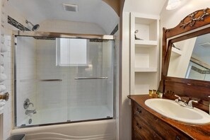 Sèche-cheveux, serviettes fournies, savon, papier toilette