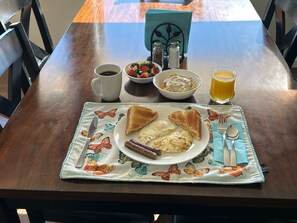 Free daily full breakfast  - Sweet Victory Bed and Breakfast (Stanford)