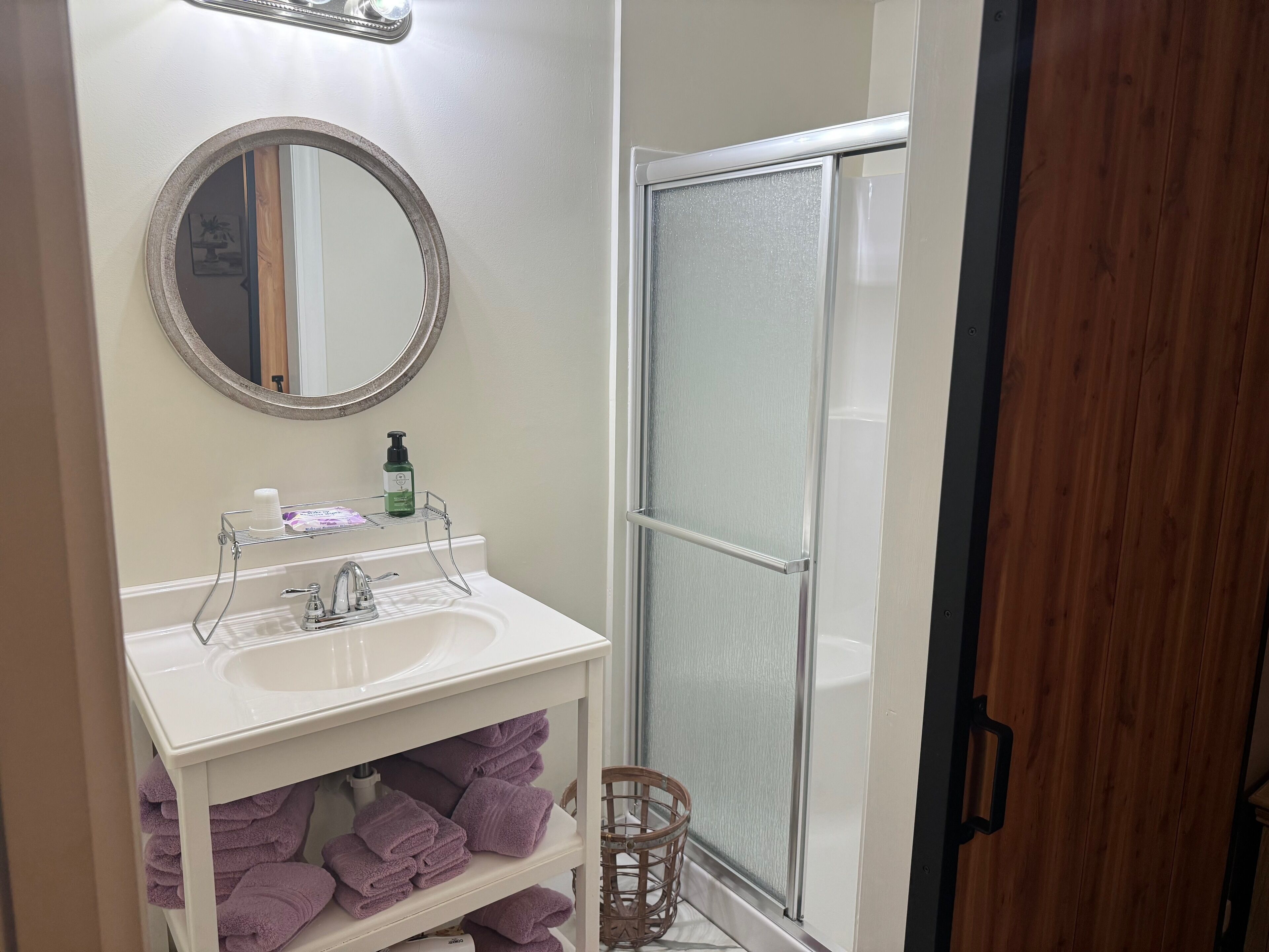 Phòng đơn Tiêu chuẩn | Phòng tắm | Máy sấy tóc, áo choàng tắm, khăn tắm 