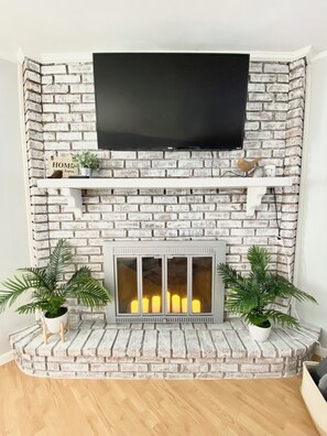 Interior - Charming 3-bed retreat perfect for family, friends, or romantic getaways. 48603 (Saginaw)