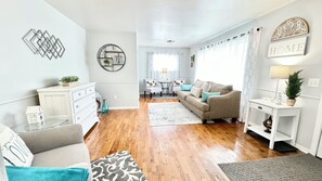 Smart TV, fireplace, video games, books - Charming 3-bed retreat perfect for family, friends, or romantic getaways. 48603 (Saginaw)