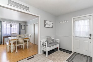 Interior - Charming 3-bed retreat perfect for family, friends, or romantic getaways. 48603 (Saginaw)