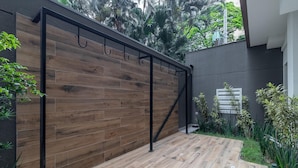 A modern outdoor area with a wooden wall and metal railings. - Wbe710 in S o Paulo (São Paulo)