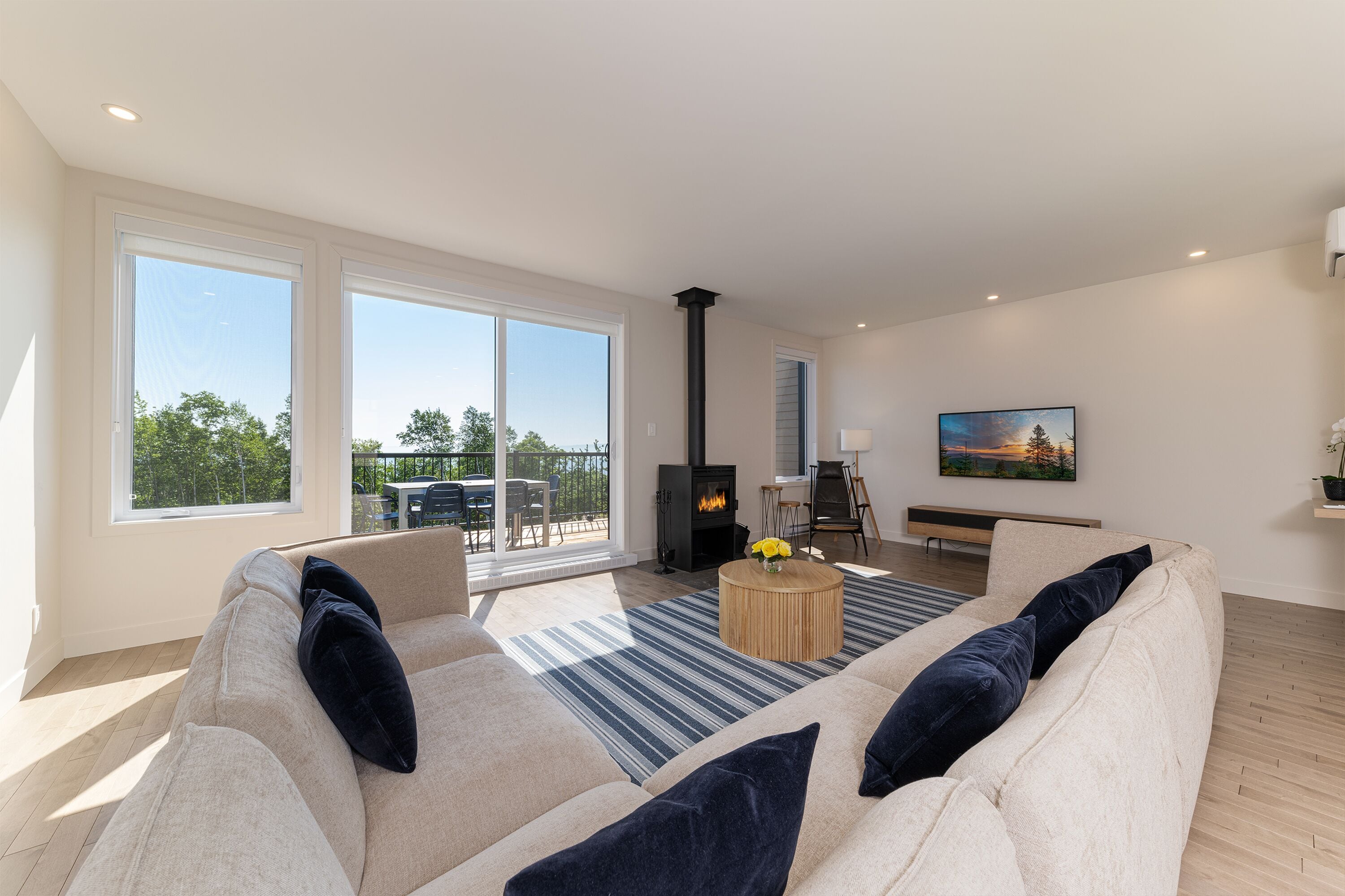 Maison 09 - 3 chambres | Coin séjour | Télévision à écran plat de 40 pouces avec chaînes par câble, cheminée