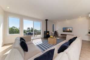 Casa | Área de sala de estar | Televisión de pantalla plana de 40 pulgadas con canales por cable