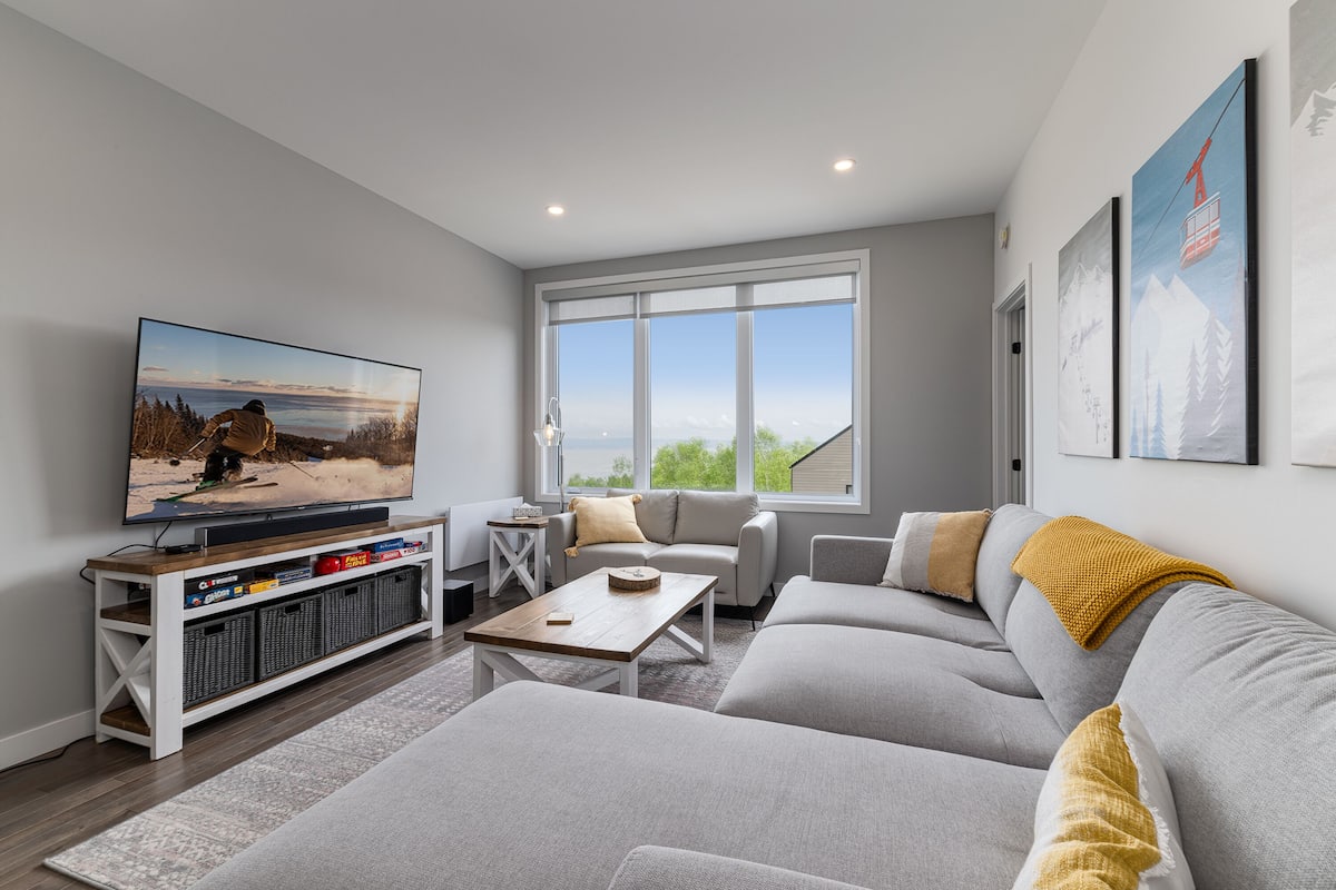 Maison 02 - 4 chambres | Living area | 40-inch flat-screen TV with cable channels, fireplace
