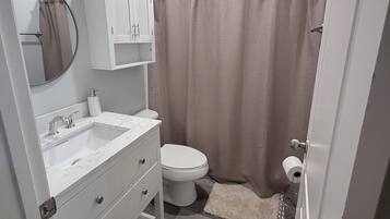 SĂšche-cheveux, serviettes fournies, papier toilette