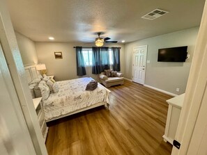 3 makuuhuonetta, silitysrauta/-lauta, ilmainen Wi-Fi, vuodevaatteet