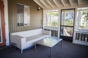 Fernseher, Kamin, Tischfußball, Tischtennisplatte