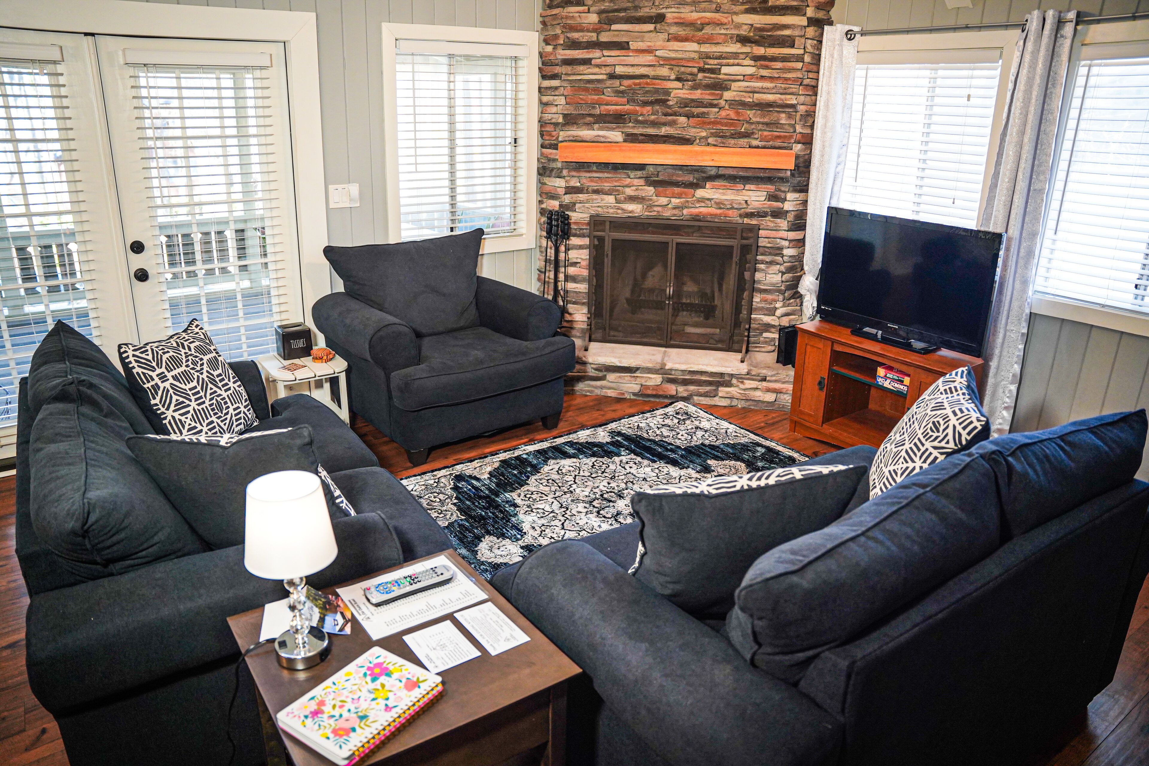 Télévision, cheminée, baby-foot, table de tennis de table