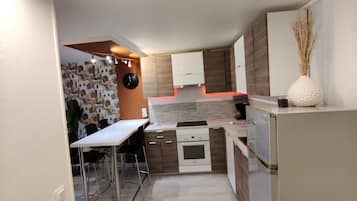 Fridge, oven, stovetop, dishwasher