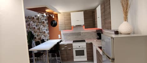 Frigorífico, horno, placa de cocina y lavavajillas