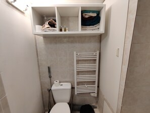 SĂšche-cheveux, serviettes fournies, papier toilette