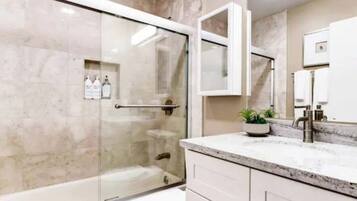 Ducha, secador de pelo y toallas