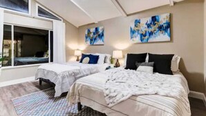 3 bedrooms, iron/ironing board, WiFi, bed sheets - Stunning 3BR: Pool Table, Arcades, Chic Comfort (South San Francisco)
