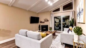 TV, fireplace, books, offices - Stunning 3BR: Pool Table, Arcades, Chic Comfort (South San Francisco)