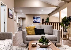 Una televisión, una chimenea, libros, una oficina