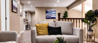 Stunning 3BR: Pool Table, Arcades, Chic Comfort