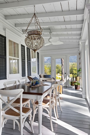 Dining. Sparkle on the Rocks is a Sanctuary of Comfort and Artistic Inspiration