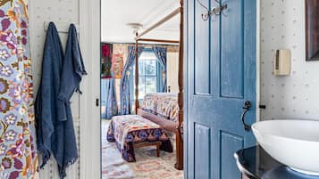 4 bedrooms, desk, iron/ironing board, free WiFi