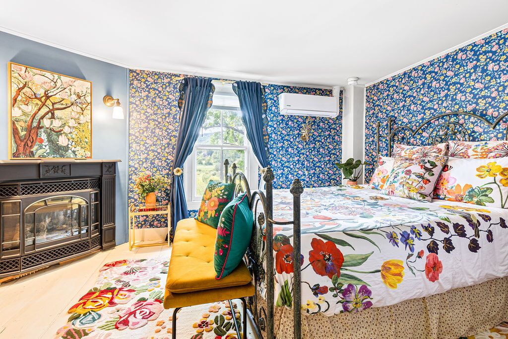 4 bedrooms, desk, iron/ironing board, WiFi (free)