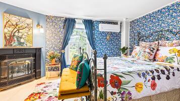 4 bedrooms, desk, iron/ironing board, WiFi (free)