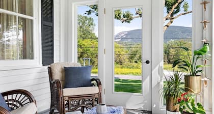 Sparkle on the Rocks is a Sanctuary of Comfort and Artistic Inspiration