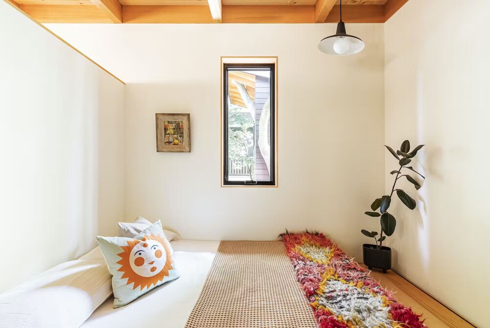 Woodsy minimal backyard micro home Close in NE Portland with lux