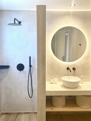 Douche, sĂšche-cheveux, serviettes fournies, savon