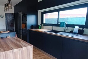 Fridge, microwave, oven, stovetop - Villa Avec Piscine Proche de la Rivière (Goyave)