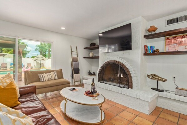 Smart TV, fireplace, table football - Casa Blanca - Enjoy Heated Pool- upon request (Mesa)