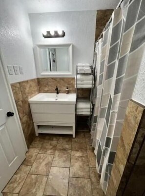 Toalhas de banho, sabonete, shampoo, papel higiênico