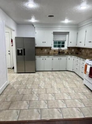Frigorífic, microones, forn i placa de cuina