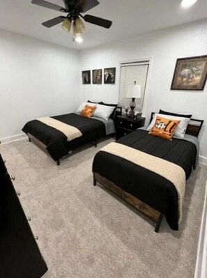 2 bedrooms, iron/ironing board, free WiFi, bed sheets - Sunset Melody - pet friendly  (Amarillo)