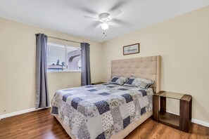 4 soverom, skrivebord, strykejern/-brett og reiseseng for barn