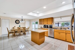 Mikrobølgeovn, ovn, kokeplater og oppvaskmaskin