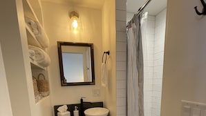 Dusj, hårføner, håndklær og såpe