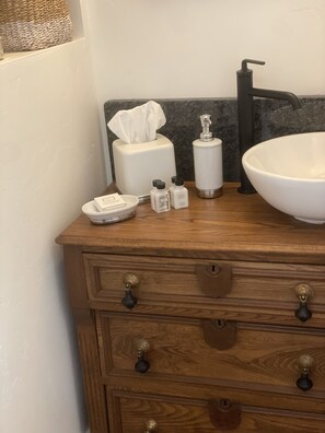 Douche, sĂšche-cheveux, serviettes fournies, savon