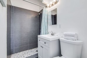 Hair dryer, towels, soap, shampoo - Charming Large Studio Near Ocean Dr - South Beach (Miami Beach)