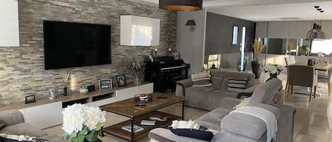 Smart TV, mesa de ping pong