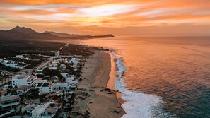 On the beach, white sand, sun loungers, beach umbrellas - Beachfront Flats (San José del Cabo)