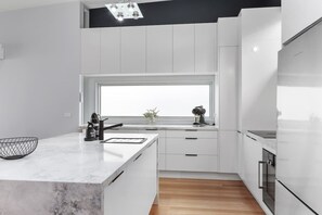 Fridge, microwave, oven, stovetop - Marriners Lookout Retreat (Apollo Bay)