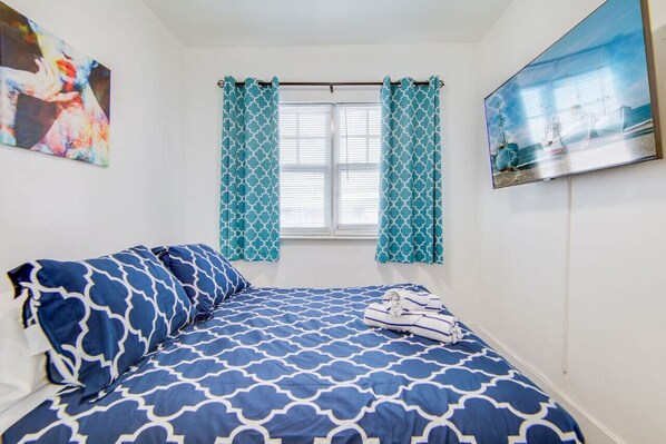 1 quarto, escrivaninha, ferros/tábuas de passar roupa, berço de viagem